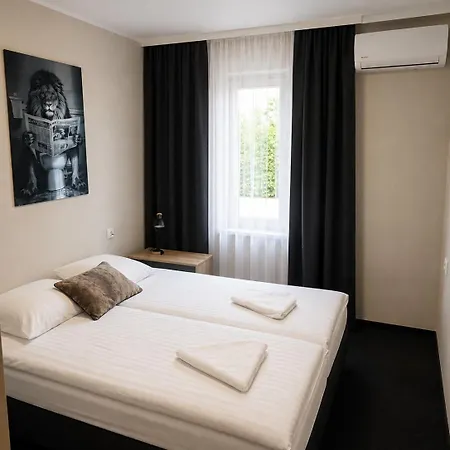 Samoobslugowy Astoria Fly Modlin Airport Apartmanhotel 4*